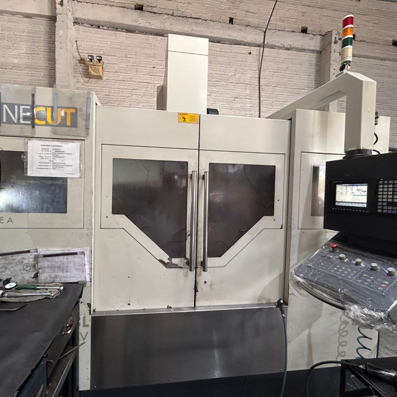 Centro de Usinagem Vertical Finecut Com 4° Eixo Detron