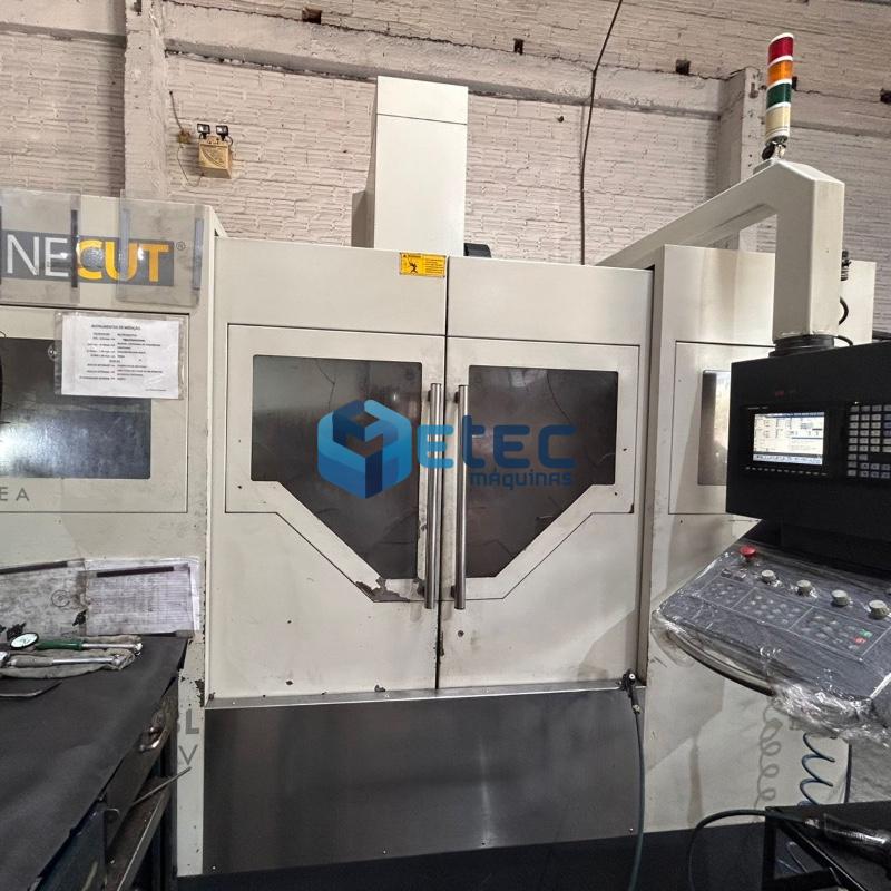 Centro de Usinagem Vertical Finecut Com 4° Eixo Detron