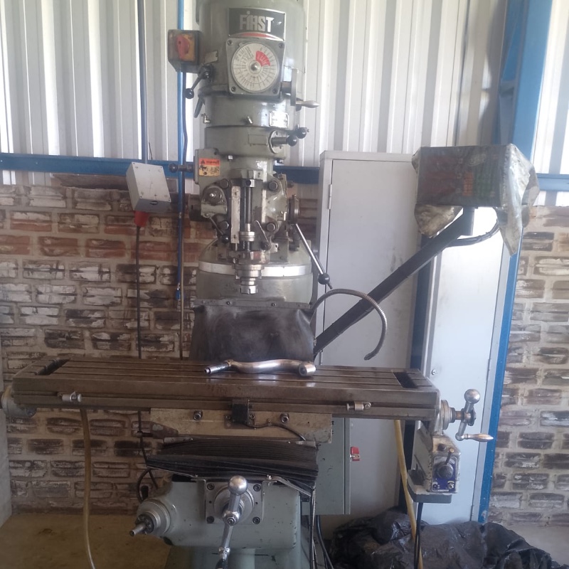 Fresadora Ferramenteira Convencional FIRST Com Digital