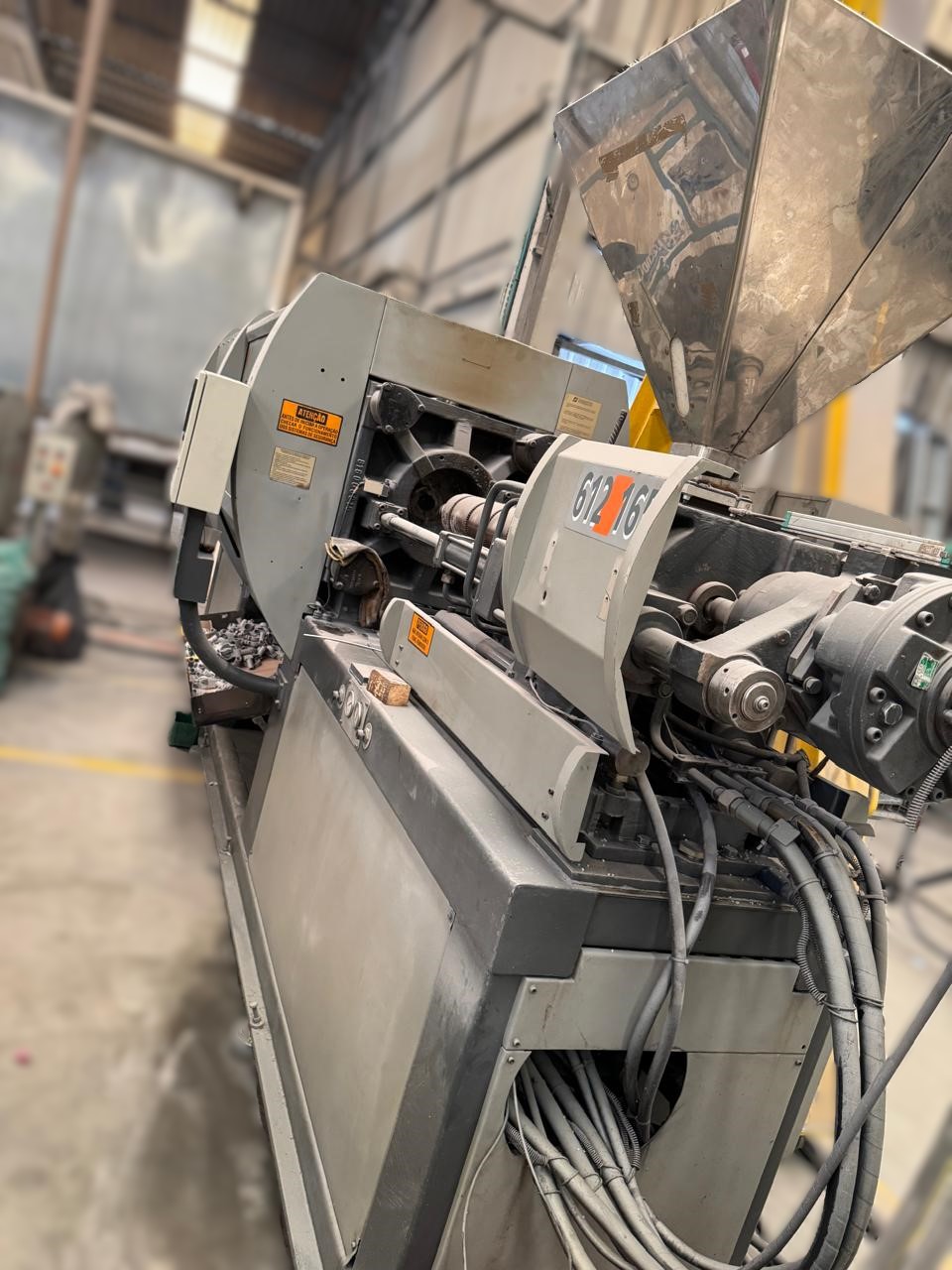 Injetora de Plástico Sandretto SB Uno 612/165T