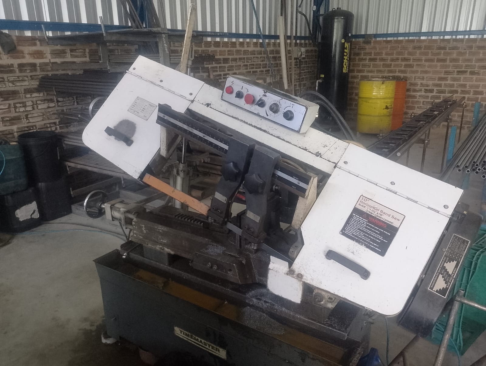 Serra Fita Horizontal Com Alimentador de Barras Automático